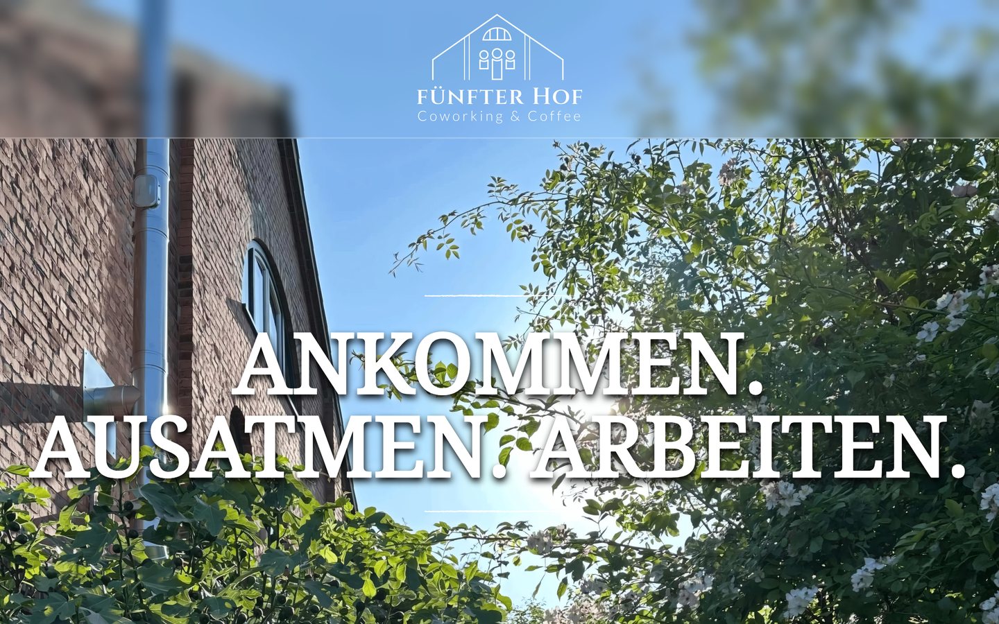 Startseite von fuenfterhof.de mit dem Leitsatz „Ankommen. Ausatmen. Arbeiten.“