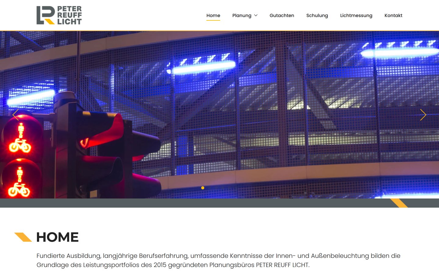 Startseite von peterreufflicht.de mit beleuchteter Fassade bei Nacht