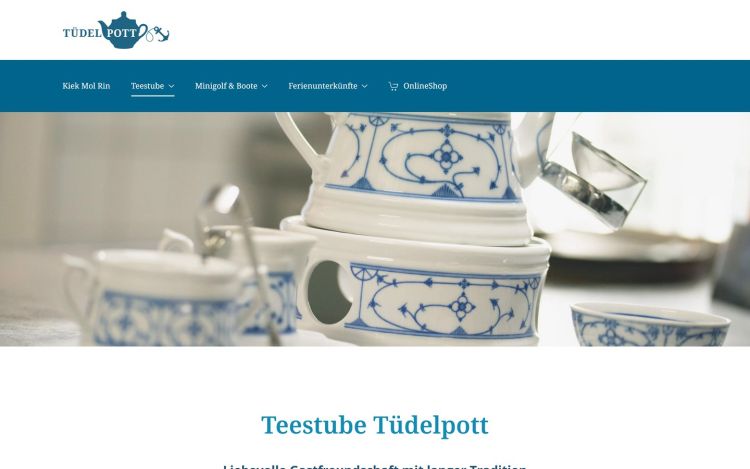 Seite „Teestube“ mit dem typischen blau-weißen Geschirr